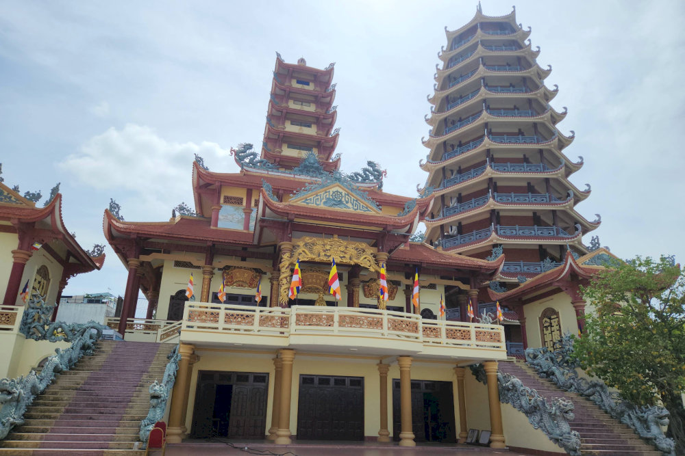 Panoramic view of the upper hall and rear hall 